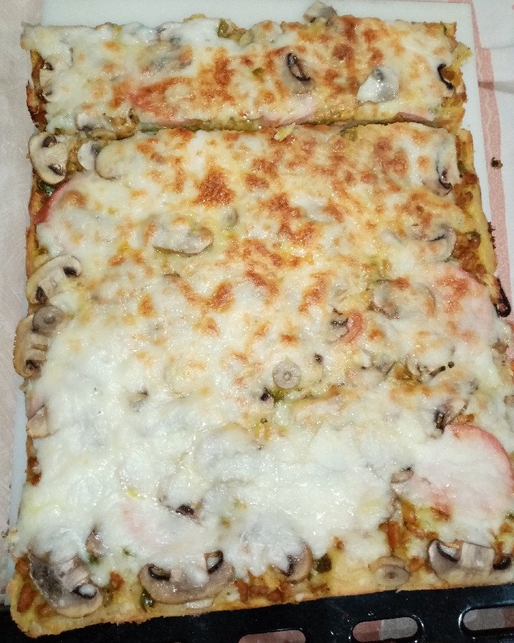 سویا و سوسیس و قارچ و فلفل دلمه‌ای و پنیر پیتزا و پیاز و ادویه و پودر آویشن و پور پیتزا . 