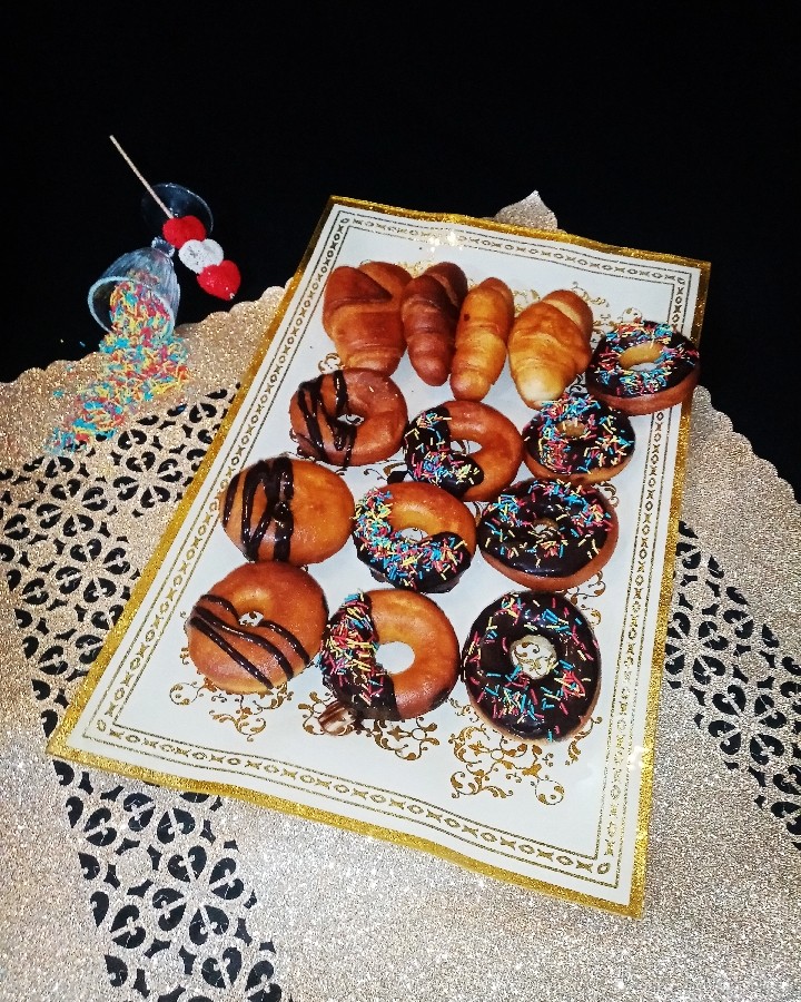 عکس دونات و کروسان مغز دار