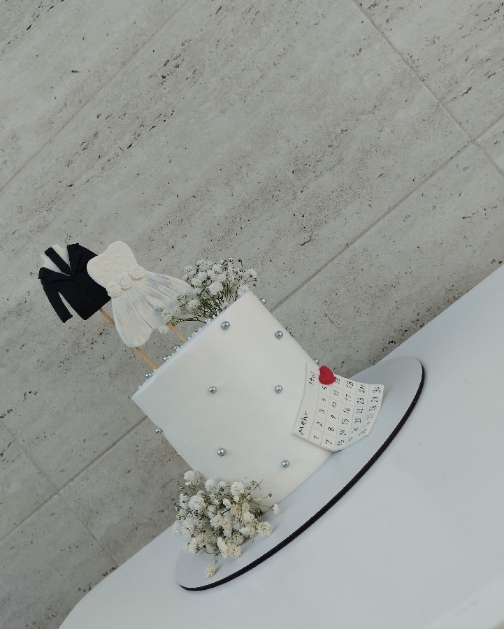 کیک عروس
مینی کیک قالب ۱۰،دو لایه فیلینگ موز و گردو و کرم فندقی 
سه لایه کیک اسفنجی وانیلی 