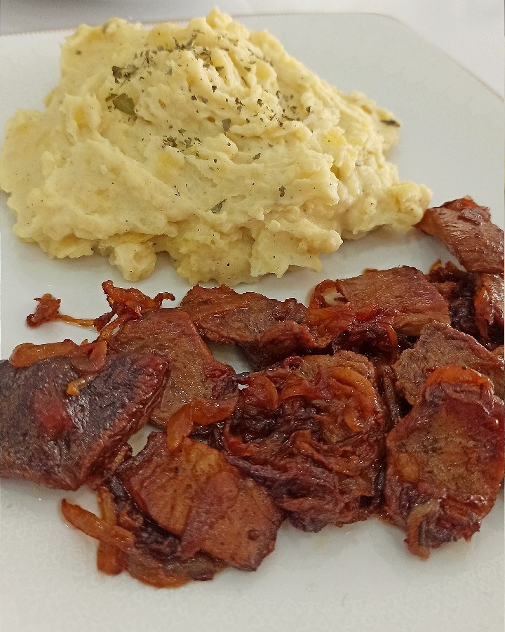 فیله گوساله با پیاز کاراملی و پوره سیب زمینی