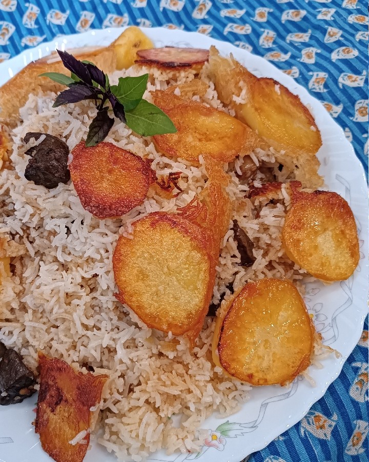 کباب پلو بهمراه سکه های طلا