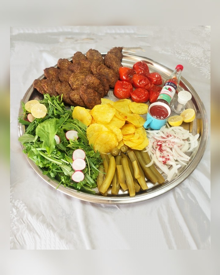 عکس سینی کتلت و مخلفات سفره ناهار