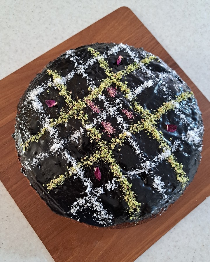 عکس کیک وانیلی با روکش شکلاتی