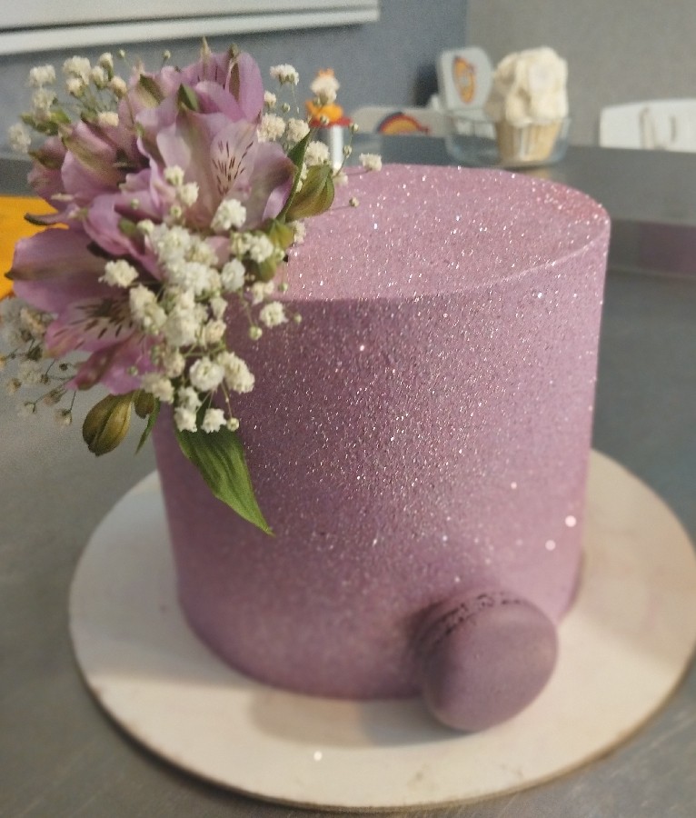 کیک خامه ایی با تزیین اکلیل و گل 
