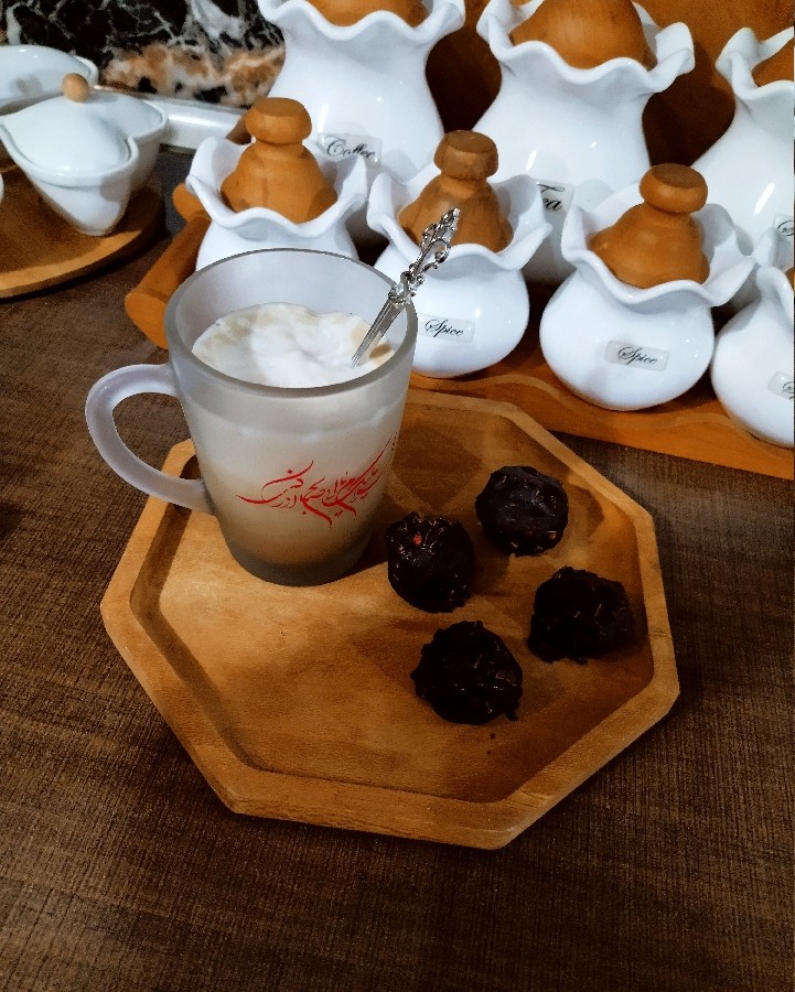 عکس شیر قهوه،شکلات با مغز بیسکوییت و موز