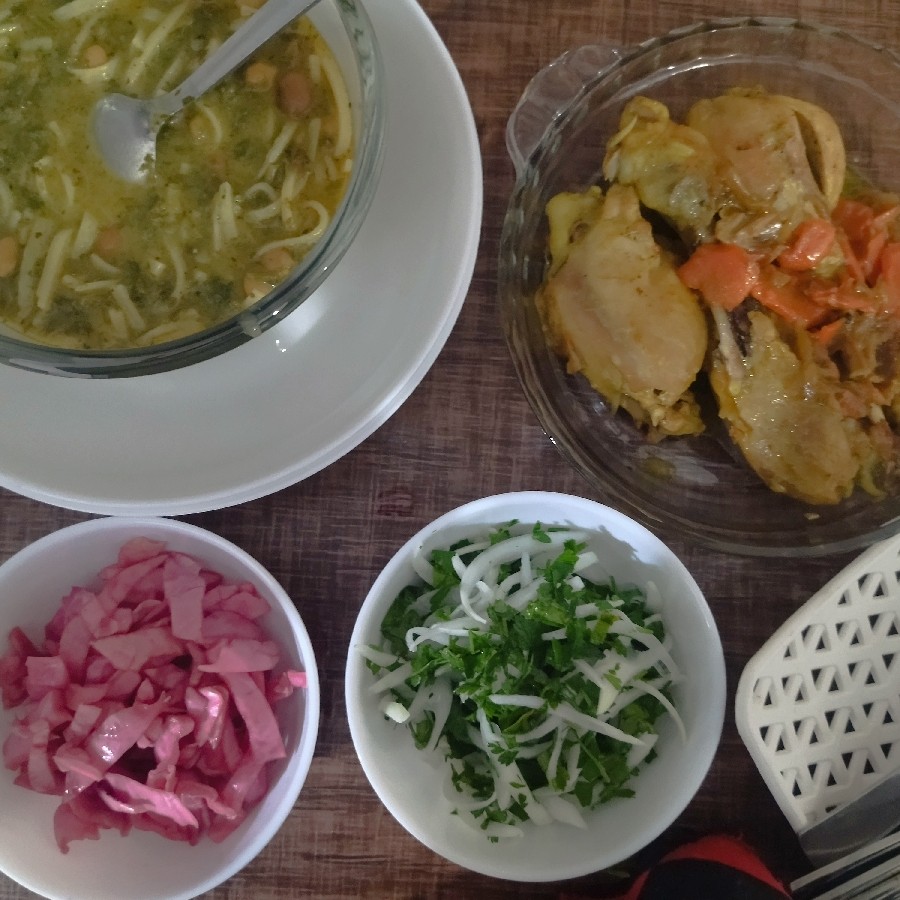 ایشون ناهار امروز هستن، برا پدرشوهر، خواهر شوهر آش رو هم زنداداشم ک همسایمون هستند زحمتشو کشیدن