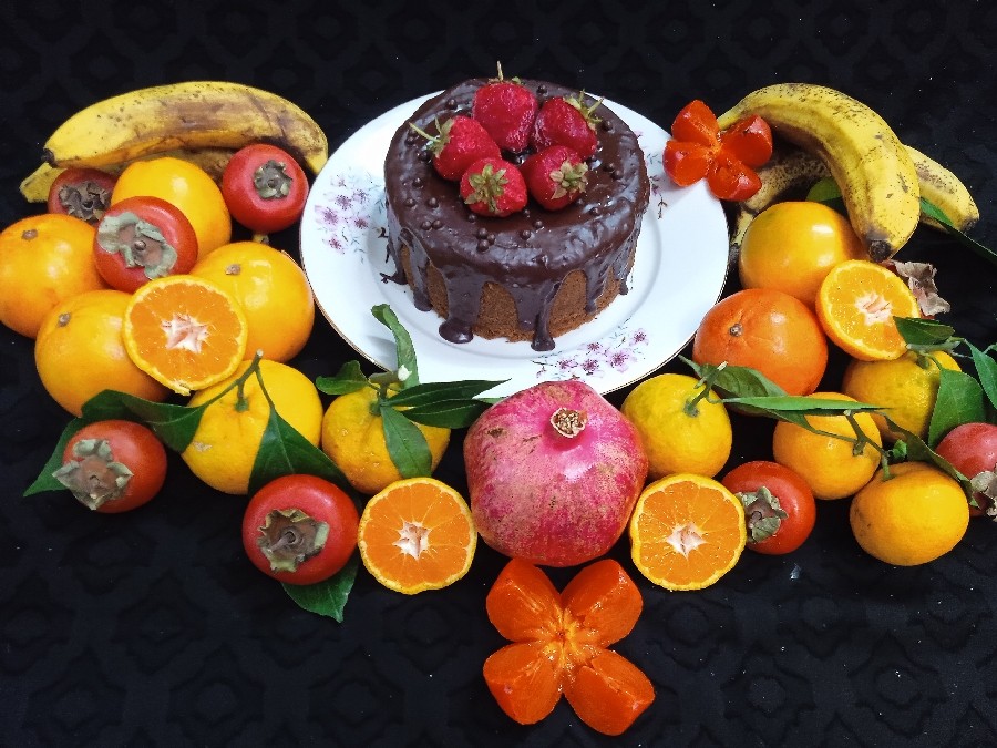 کیک(با تزیین میوه‌های پاییزی)