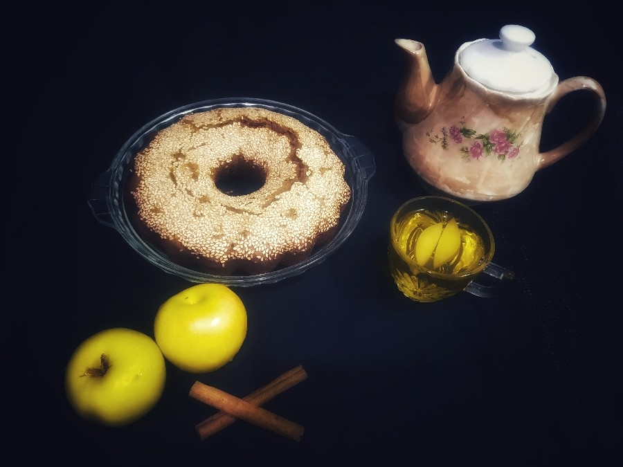 عکس کیک خرمایی با دمنوش سیب و دارچین 