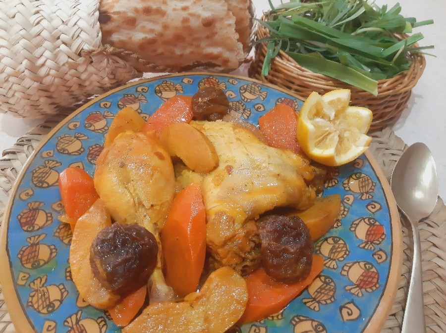 عکس خوراک مرغ (هویج و به و آلوچه براقونی )