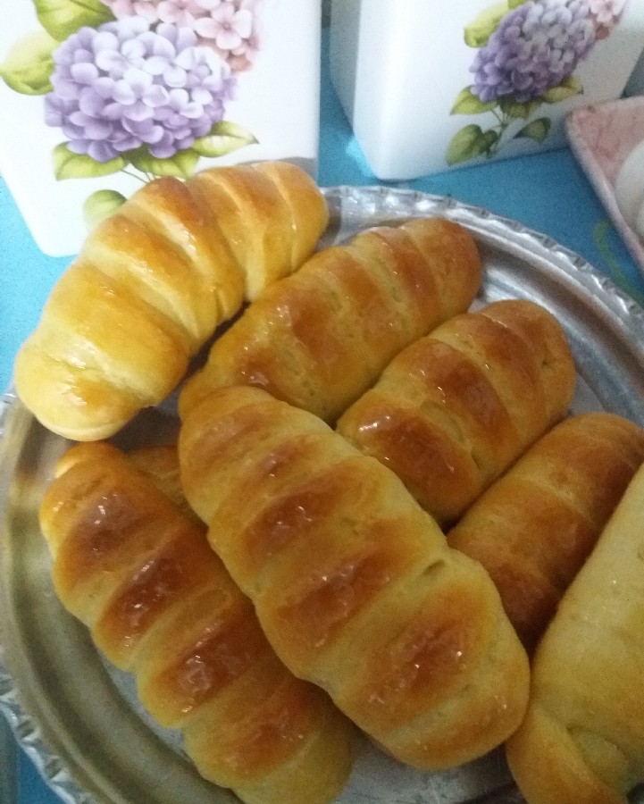 عکس نان با مغزی سیب ودارچین 
با دستور خانم فرشته صادقی 