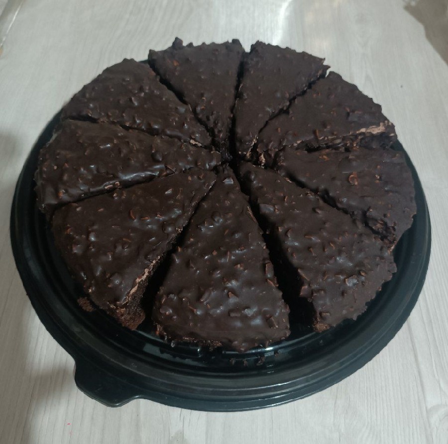 عکس کیک شکلاتی با رویه ی اسنیکرز