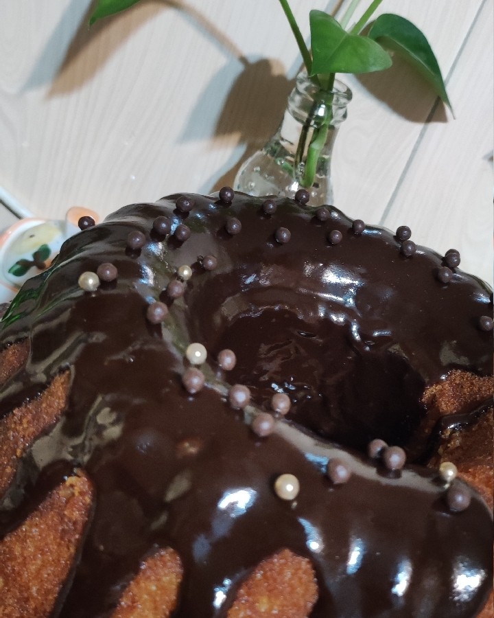 کیک وانیلی با سس شکلات
