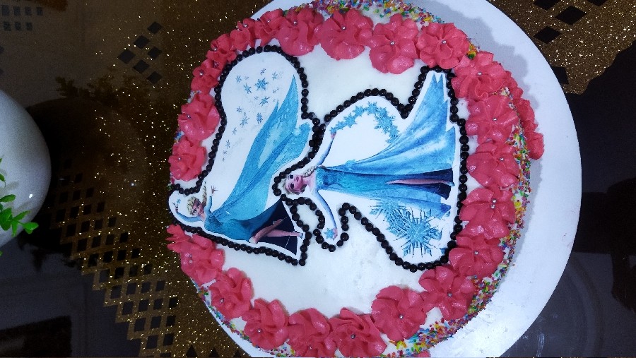 کیک با تزئین ترافل