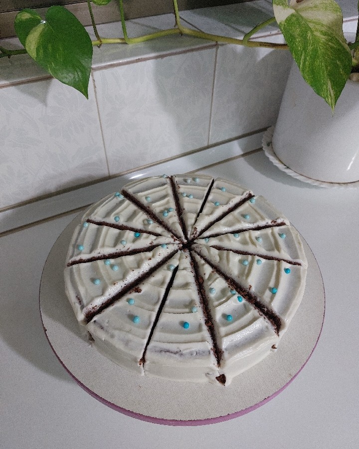 کیک شکلاتی (روکش شکلات سفید و خامه) 