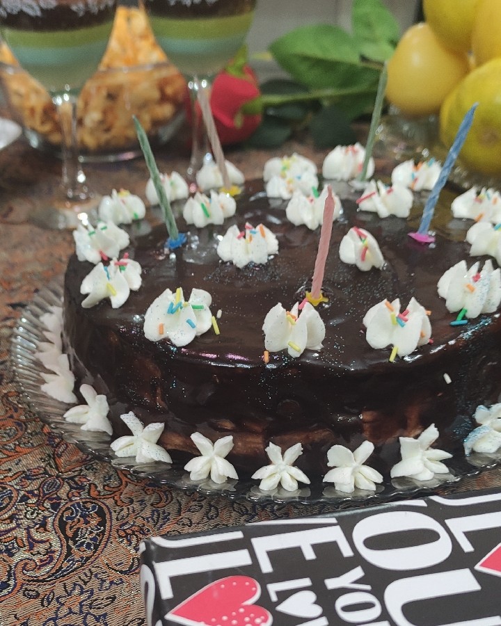 کیک تولد با روکش گاناش شکلاتی