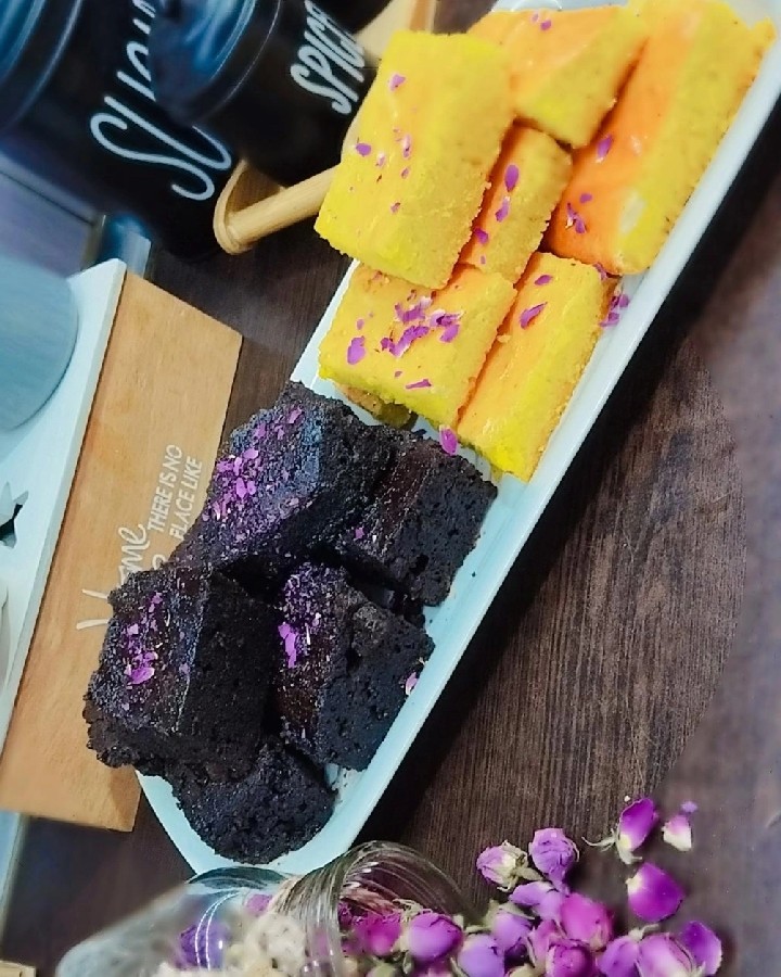 کیک زعفرونی  و کیک خیس شکلاتی 