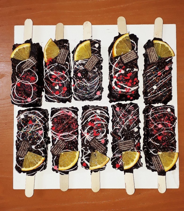 عکس کیک های چوبی با طعم کاپوچینو و شکلات تلخ