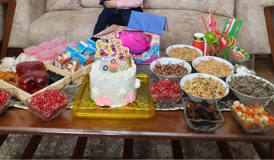 عکس میز یلدا و کیک دختری برای مهمونم