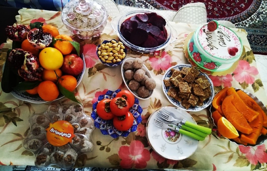 عکس اینم عکس سفره یلدای من باتاخیر