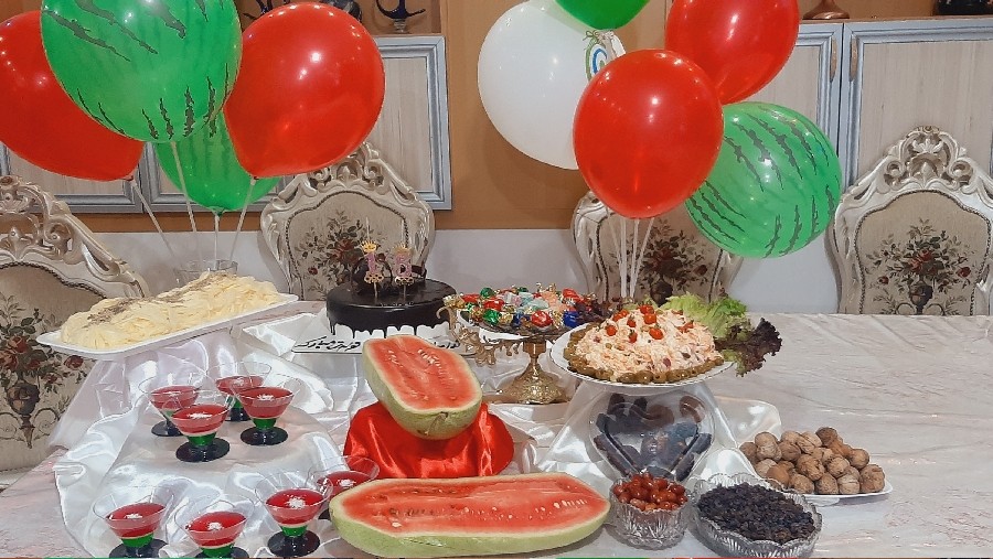 عکس شب یلدا شب شادی و شور و مهربانی است زمان همدلی و همزبانی است