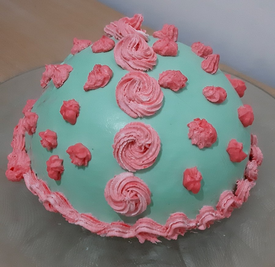 کیک اسفنجی جادویی با فیلینگ موز و زعفران با بافتی نرم و طعمی دلپذیر