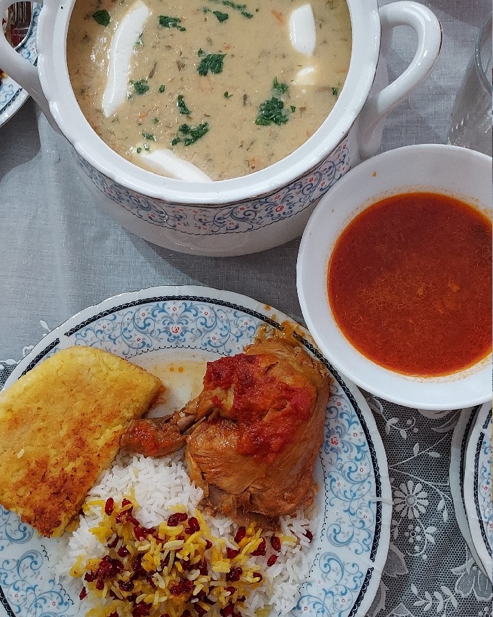 زرشک پلو با مرغ، کدو،سوپ سفید و سالاد