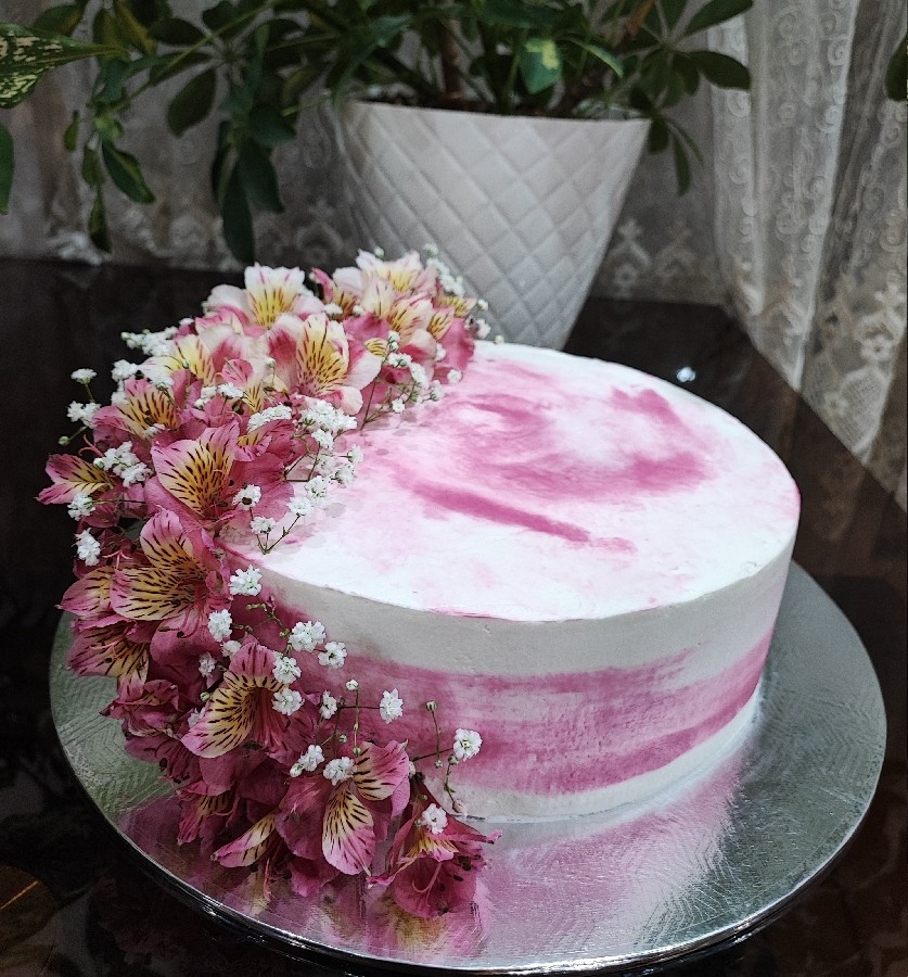 عکس کیک خامه ای  خوشمزه و جذابم با  دیزاین گل طبیعی فیلینگ موز گردو کارامل و گاناش 