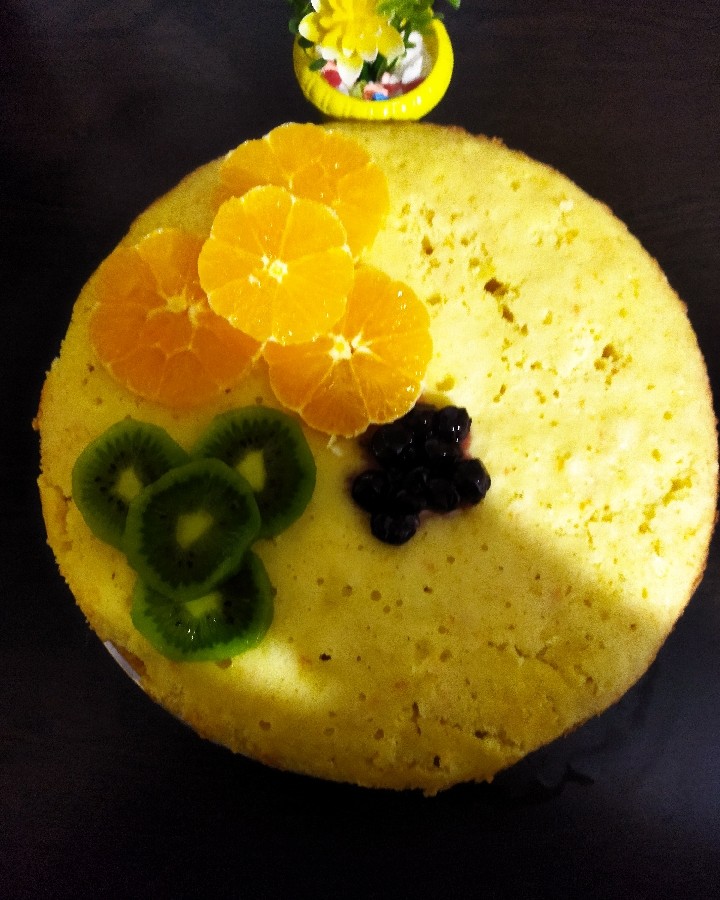 عکس کیک زعفرانی با تزیین میوه 