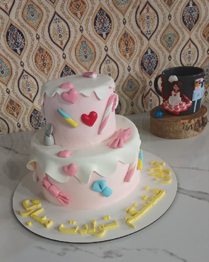 کیک دوطبقه صورتی
با تزیین آبنبات فوندانتی