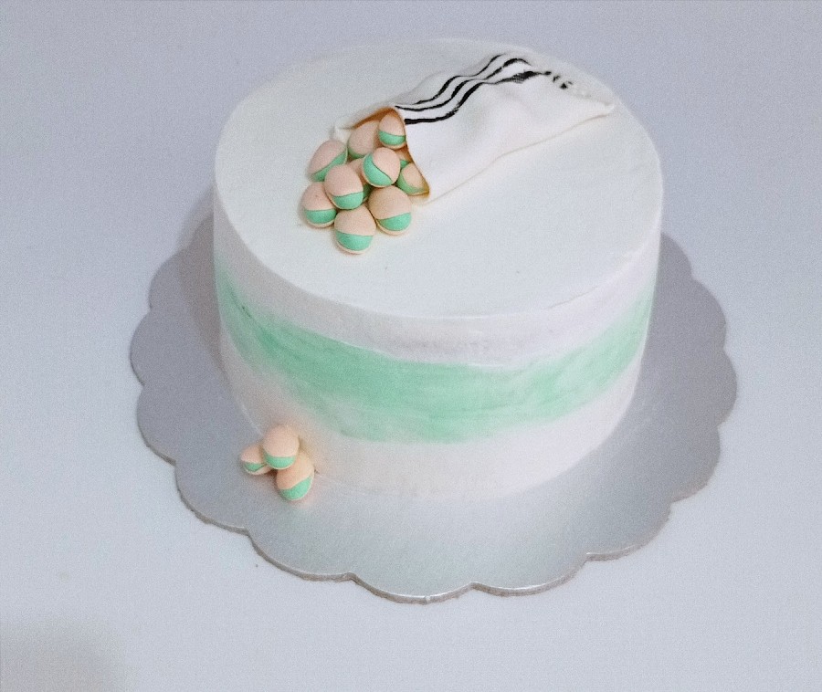 عکس کیک خامه ای با تزئینات فوندانت