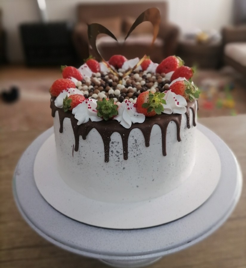 کیک با تزئین شکلات و توت فرنگی