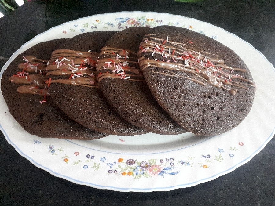 پنکیکهای شکلاتی فوق العاده پنبه ای و کیکهای شکلاتی خیس برای بازارچه مدرسه دخترم