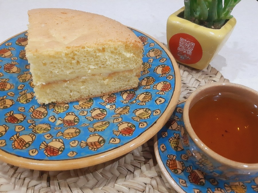 کیک اسفنجی با فیلینگ مارمالاد سیب و کرمفیل وانیلی 