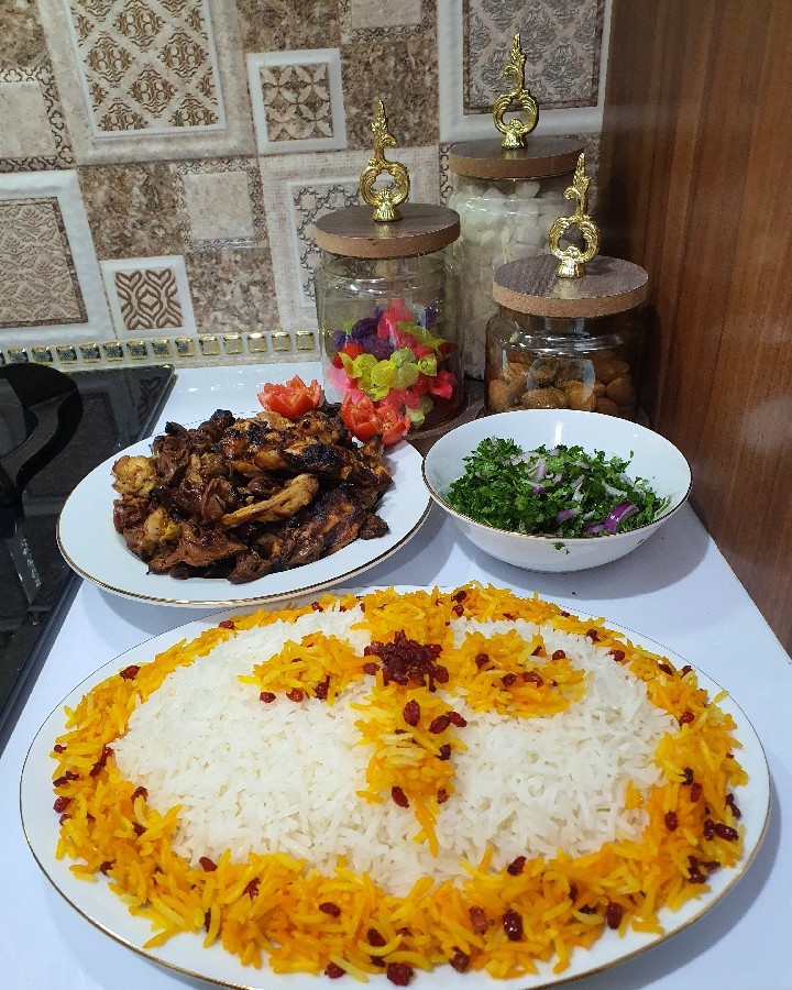 عکس زرشک پلو با جوجه کبابی و پیاز جعفری