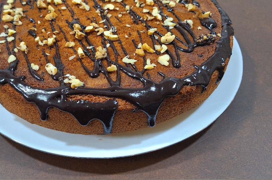 کیک وانیلی با تزئین شکلات و گردو