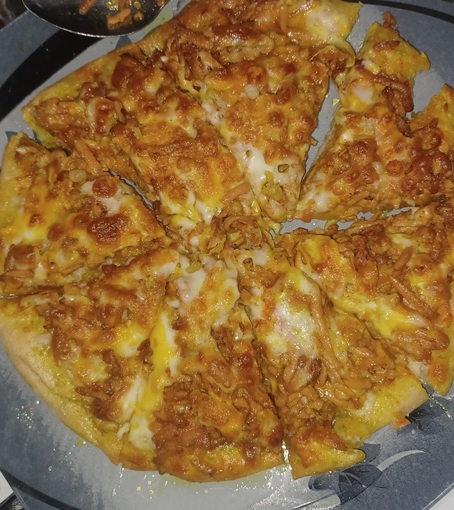 عکس پیتزا خونگی با خمیر نانوایی