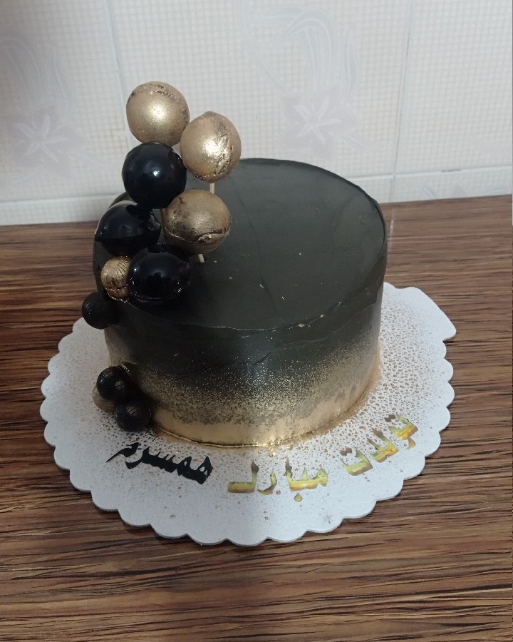 کیک شکلاتی با روکش پودر طلایی و گوی شکلاتی