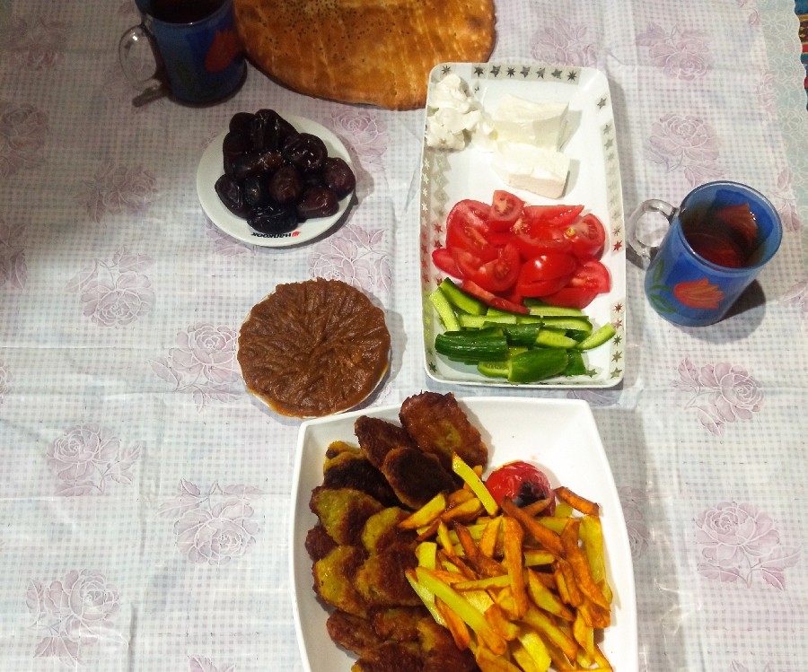عکس سفره ی ساده اولین افطار