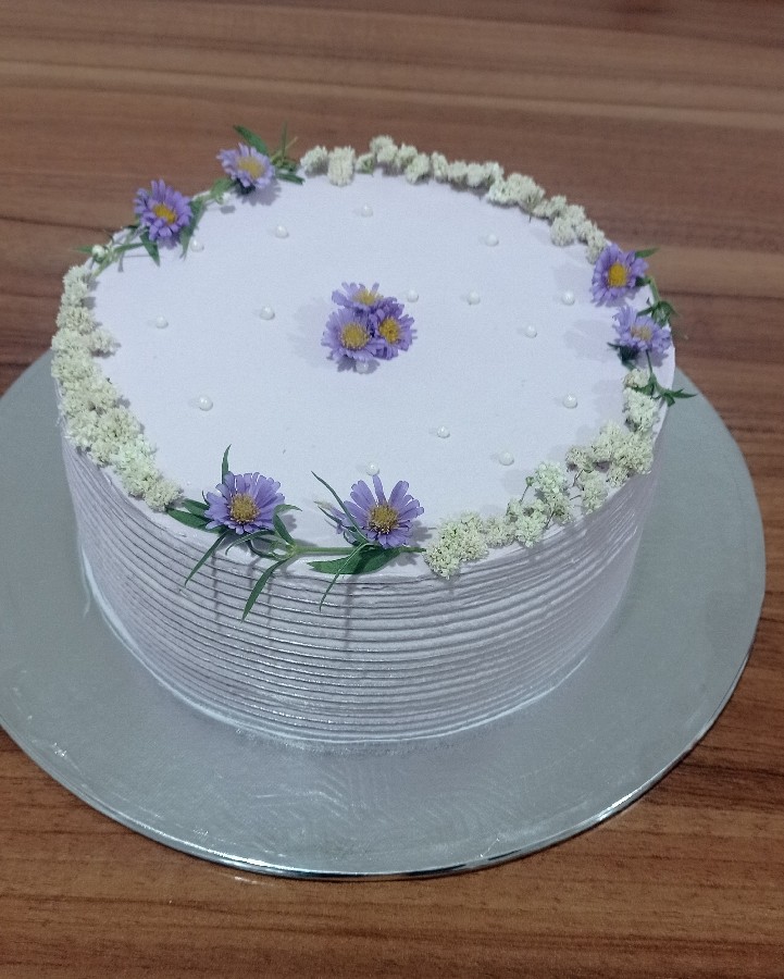 کیک سفارشی با گل های طبیعی 