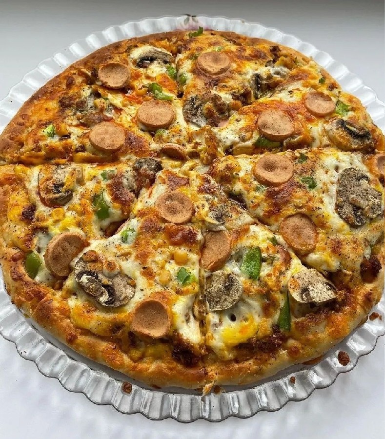 پیتزا مخلوط با سوسیس و قارچ 