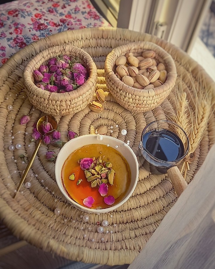 عکس فرنی نارگیلی با شیره انگور