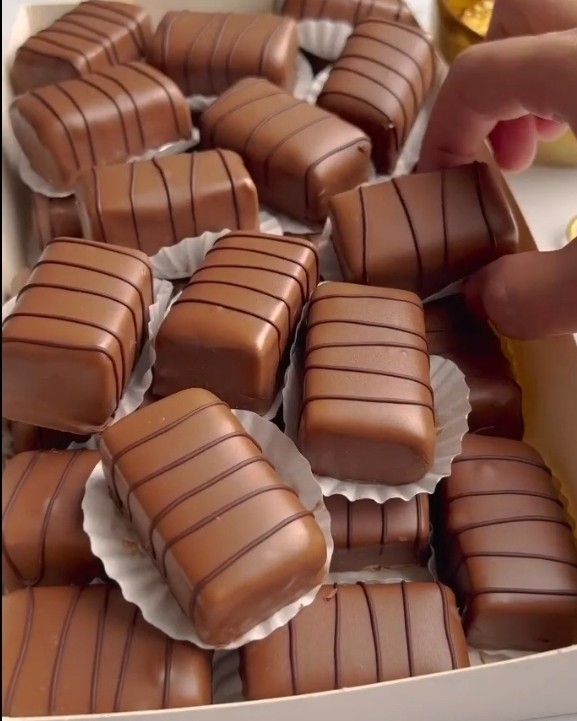 عکس بار بادام زمینی با روکش شکلات