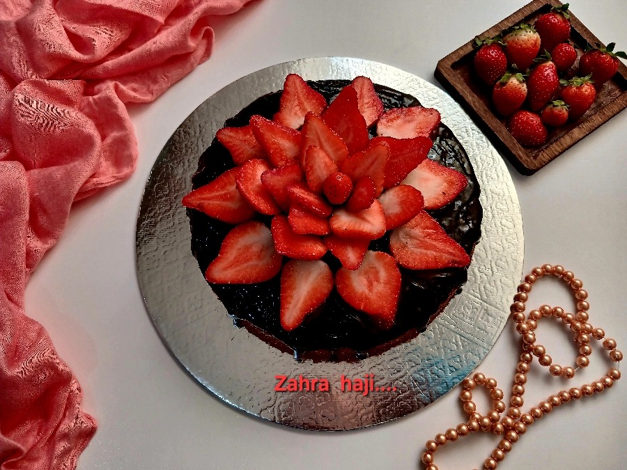 کیک شکلاتی با تزیین توت فرنگی 