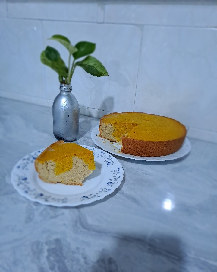عکس کیک دورنگ(وانیلی و زعفرانی)
