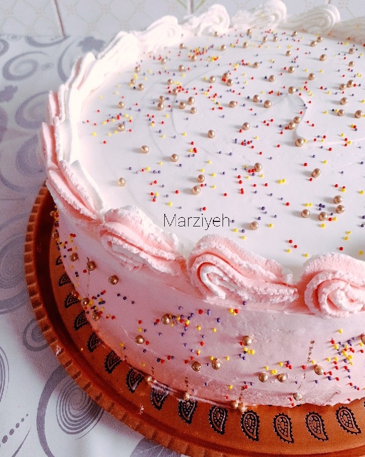 کیک خامه ای تولد 