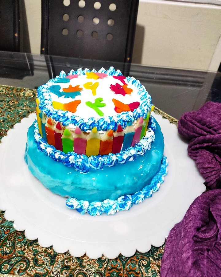 کیک اسفنجی با ژله بریلو و خامه