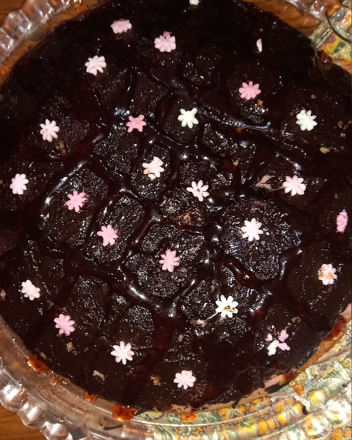 کیک شکلاتی با تزیین سس توت فرنگی