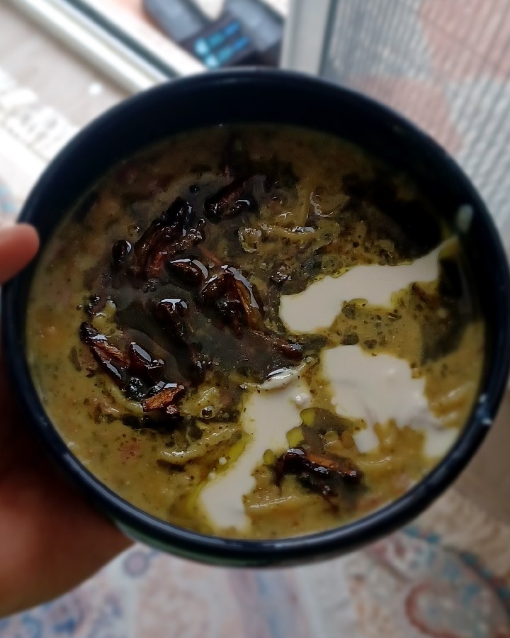 عکس آش رشته تو هوای بارونی حسابی میچسبه???