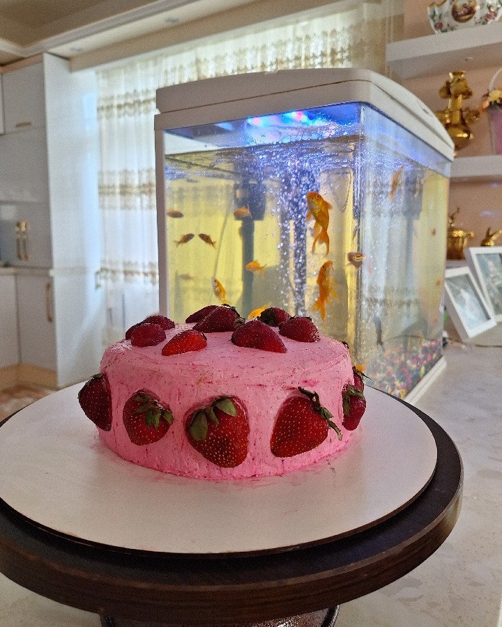 عکس به وقت ۱۷اردیبهشت بارونی کیک توت فرنگی بهاری