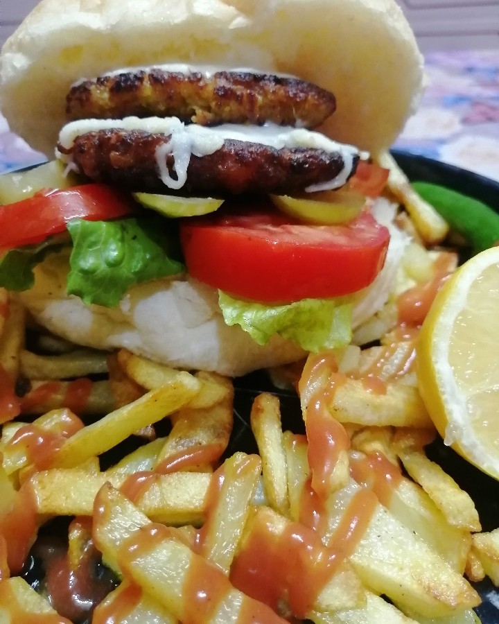 همبرگر با سیب زمینی جاتون سبز